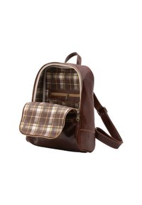 Zaino in pelle marrone con interni a quadri, cerniera superiore e tasca anteriore con pattina. Texture liscia e dettagli di cucitura accentuati.