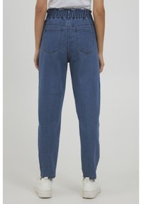Oxmo OXANN - Pieguloša piegriezuma džinsi - mid blue denim