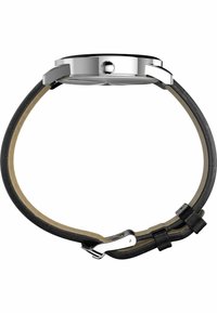 Montre à boîtier rond en argent avec un bracelet en cuir noir, présentant une texture subtile et une boucle en argent. Design minimaliste, lignes épurées.