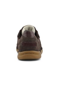 Zapatilla de ante marrón con un refuerzo de cuero oscuro en el talón, suela de goma beige y un cuerpo texturizado. Logo impreso en la suela.