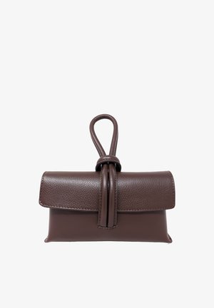 Borsetta da polso in pelle marrone con cinturino ad anello e chiusura a patta texturizzata.