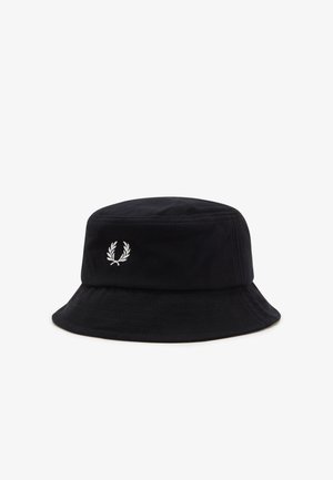 Chapeau bob noir avec un logo de couronne de laurier brodée en blanc à l'avant, présenté sur un fond blanc uni.