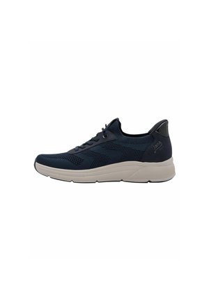 Sneaker in rete blu navy con tomaia strutturata, design con lacci e suola grigio chiaro. Presenta un dettaglio posteriore liscio e una forma aerodinamica.