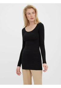 Schwarzes langärmliges Oberteil aus glattem, dehnbarem Material mit weitem, abgerundetem Ausschnitt, kombiniert mit beigen Hosen für einen Kontrast.