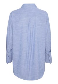 Camicia a righe blu e bianche con colletto classico, maniche lunghe e una piega sul retro per un maggiore spessore. Presenta chiusure a bottone ai polsini.