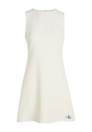 Ärmelloses weißes A-Linien-Kleid mit Rundhalsausschnitt und kleinem Calvin Klein Jeans Logo-Stick nahe dem Saum.