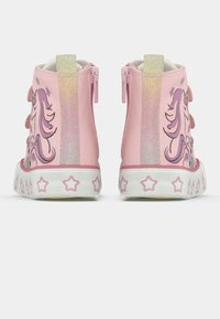 Ζευγάρι ροζ παιδικά αθλητικά παπούτσια μποτάκι με σχέδια μονόκερου και αστεριών, λαμπερά πίσω ταινίες για κράτημα, και σχέδια αστεριών στις λευκές σόλες.