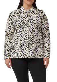 Blouse met knoopsluiting met een beige achtergrond en zwart luipaardprint, lange mouwen en een klassieke kraag, gemaakt van een gladde stof.