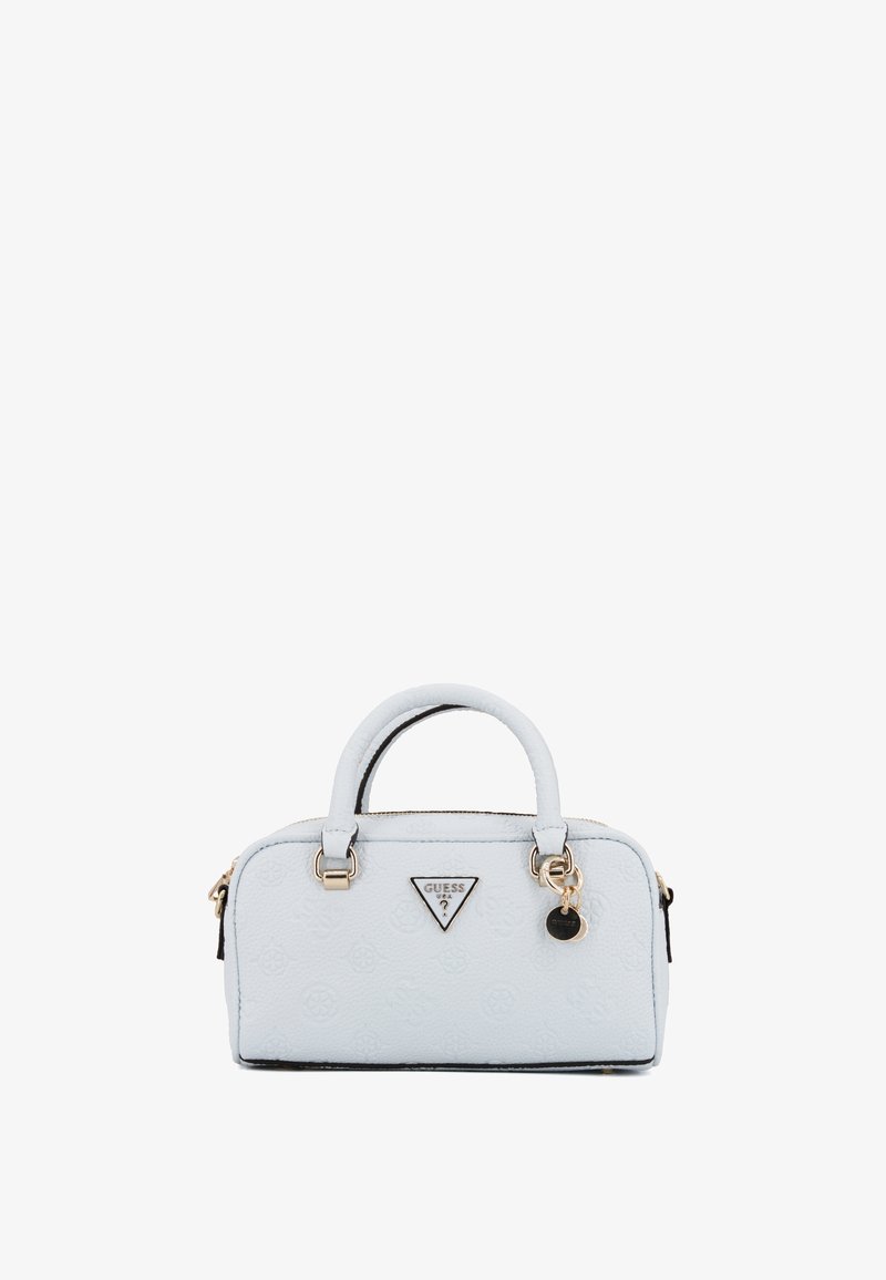 Vaalea sininen synteettinen käsilaukku rakenteellisella muodolla, kaksinkertaisilla yläkäsittelyillä, kohokuvioidulla logokuvioinnilla, kullansävyisillä yksityiskohdilla ja koristeellisella riipuksella.