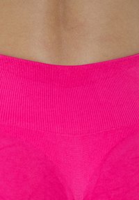 Roze hoge taille legging gemaakt van rekbare stof, met een geribde tailleband en een gladde textuur, ontworpen met een naadloze uitstraling.