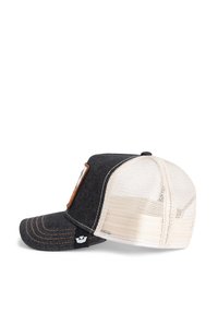 Casquette de baseball en denim foncé avec dos en mesh beige, visière courbée, patch en cuir brun et surpiqûres contrastantes. Fermeture ajustable à pression.
