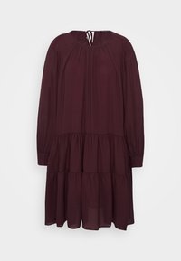Burgundské šaty s vrstvením vyrobené z lehké látky, se zakrytými dlouhými rukávy a kulatým výstřihem, s jemným nařasením na ramenech.