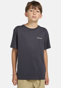 Camiseta de manga corta gris oscuro con cuello redondo y logotipo en el pecho izquierdo que dice "Element" en un color claro, hecha de material de algodón.