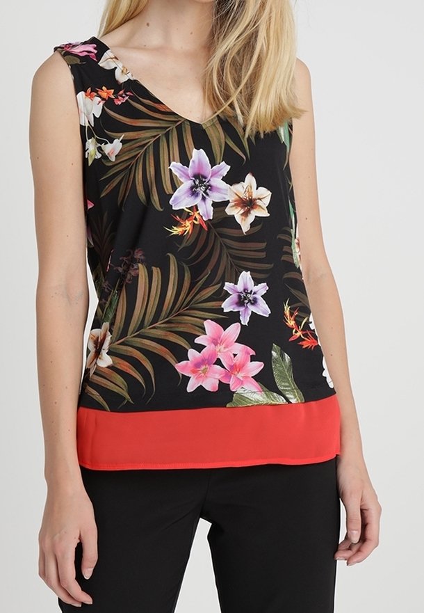 Top senza maniche floreale nero con vivaci fiori rosa, bianchi e viola, accompagnati da foglie verdi, completato da un orlo rosso.