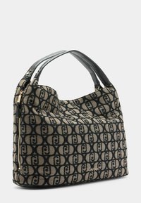 Beige kangasest hobo kott musta monogrammimustriga, millel on tõmblukuga küljetasku ja siledad mustad nahkade handlingud. Kuldne logoaksent.