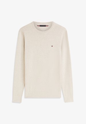 Hellbeiger Pullover mit geripptem Rundhalsausschnitt, langen Ärmeln und einem kleinen Logo-Akzent auf der linken Brust. Weicher Stoff mit glatter Textur.