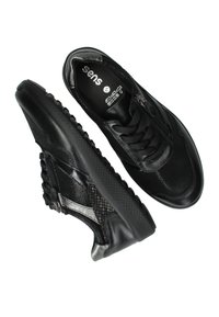 Zwarte sneakers van gemengde materialen, waaronder textuurleer en mesh. Voorzien van een vetersluiting en een zijrits voor gemakkelijk aan- en uittrekken.