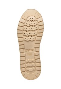 Soletta in gomma beige con motivo di battistrada testurizzato e fori di ventilazione. Presenta i loghi in rilievo "GEOX" e "PATENTE ITALIANA".