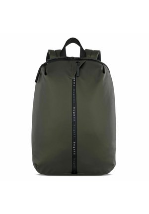 Mochila de color verde oscuro, fabricada con material duradero, con un zipper negro vertical y correas ajustables. Diseño elegante y minimalista sin patrones adicionales.