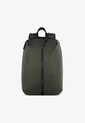 Sac à dos vert foncé en matériau durable, avec une fermeture éclair noire verticale et des bretelles ajustables. Design épuré et minimaliste sans motifs supplémentaires.