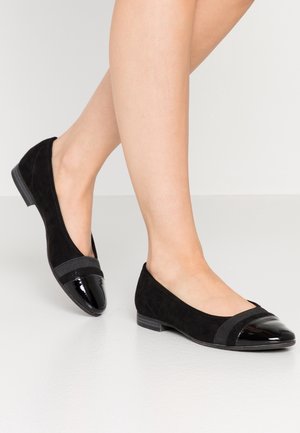 Czarne baleriny wykonane z zamszu z błyszczącym lakierowanym noskiem oraz teksturowaną czarną wstawką na górze, z niskim obcasem.