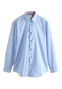 Chemise bleu clair à manches longues avec un motif texturé, col pointu, devant boutonné, boutons bleus, et imprimé floral à l'intérieur du col.