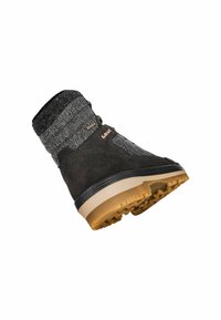 Stivale nero e grigio con tomaia texturizzata, materiale in suede, suola in gomma resistente con trazione e un logo discreto sul lato.