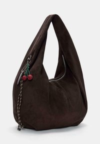 Brązowa torba hobo z zamszu z zamkiem błyskawicznym, luźnym fasonem i ozdobnym breloczkiem w kształcie wiśni przymocowanym do metalowej pętelki. Powierzchnia o fakturze.