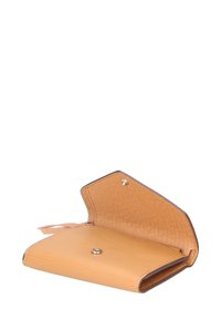Portafoglio in pelle beige con un design strutturato, caratterizzato da una finitura interna in satin, chiusura a scatto e un bordo a contrasto più scuro.
