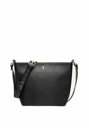 Czarna skórzana torebka na ramię z regulowanym paskiem i małym złotym logo z przodu, na białym tle.