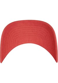 Piros baseball sapka árnyéka, textúrált anyagból készült. A hajlított forma látható varrásvonalakkal és sima alsó résszel rendelkezik. Nincsenek logók vagy minták.