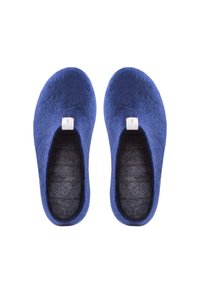 Navy modré vlněné pantofle s měkkou plstěnou texturou, zaobleným tvarem a šedými vložkami. Na přední straně se nachází bílá visačka.