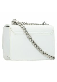 Borsa a tracolla in pelle bianca con catena argentata, forma rettangolare, con bordi cuciti e chiusura a patta.