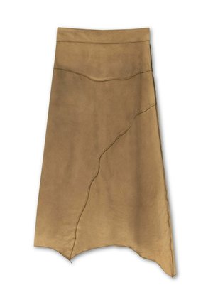 Una gonna asimmetrica in suede marrone con orlo curvo, dettagli di cucitura discreti e una texture morbida.