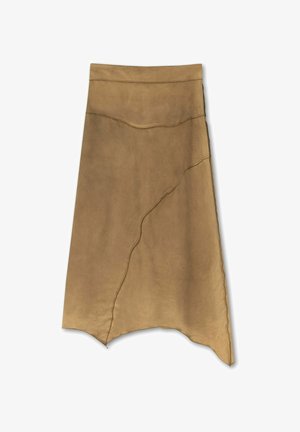 Ein brauner Wildlederrock mit asymmetrischem Schnitt, geschwungener Saum, feinen Nähdetails und einer glatten Textur.