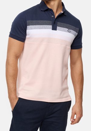 Donkerblauwe en pastelroze polo met horizontale strepen in grijs en wit, met een klassieke kraag en korte mouwen.