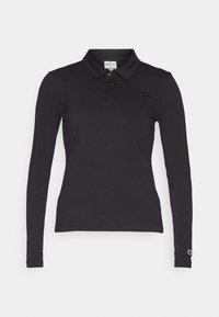 Svart långärmad polo med knappslå, liten broderad logotyp på bröstet och ärmslut.