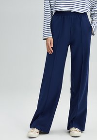 Unselected, dark blue