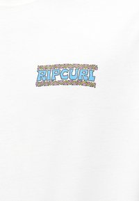 T-shirt en coton blanc avec un logo "RIP CURL" coloré, entouré de motifs géométriques en bleu, rose et jaune.