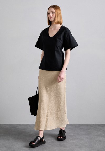 By Malene Birger LUNAE - Lihtne T-särk - black