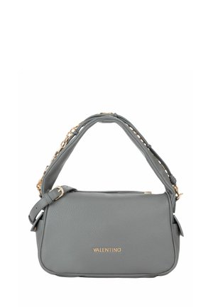 Piccola borsa a mano in pelle grigia Valentino con tracolla corta imbottita e dettaglio catena dorata, logo del marchio dorato al centro davanti.