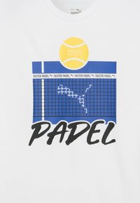 Valkoinen lyhythihainen T-paita, jonka etupuolella on sininen ja musta padel-grafiikka, keltainen tennispallo, teksti "FASTER.PADEL" ja verkko-design.