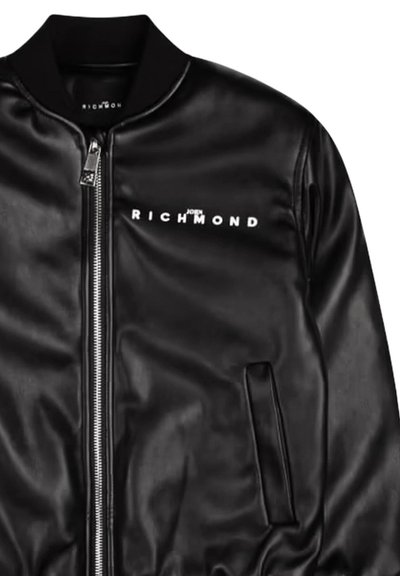 Giubbotto bomber in pelle nera con chiusura a zip, colletto a costine e tasca sul lato sinistro. Logo "John Richmond" in bianco sul davanti.