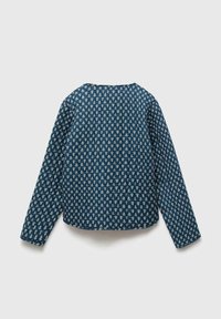 Modra srajca z dolgimi rokavi in belim majhnim cvetličnim vzorcem, prikazana ravna z zadnjo stranjo obrnjeno navzgor na sivi podlagi.