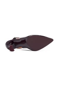 Scarpa con tacco alto e punta affilata, realizzata in materiale bordeaux lucido. Presenta un tacco curvo unico e una suola liscia.