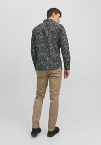 Jack & Jones JPRBLAMONACO PRINT L/S - Vapaa-ajan kauluspaita - navy blazer