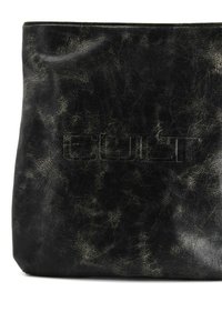 Borsa tote in pelle nera con una finitura texturizzata, caratterizzata da un bordo superiore liscio e un logo in rilievo discreto sulla parte anteriore.