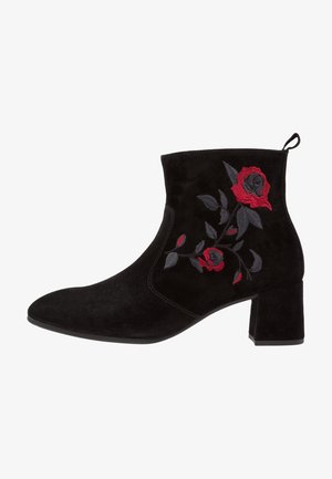 Czarne zamszowe botki za kostkę na obcasie blokowym, z czerwonymi i szarymi wyszywanymi różami po bokach oraz pętelką z tyłu ułatwiającą zakładanie.