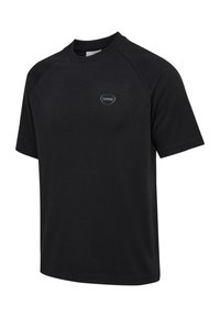 Sort kortærmet t-shirt lavet af blødt stof med rund halsudskæring, der har et lille gråt logo på den øverste brystområde.