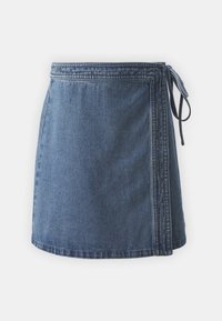 Gonna avvolgente in denim di colore blu chiaro, con lacci laterali e orlo dritto. Presenta una texture morbida e dettagli di cucitura discreti.